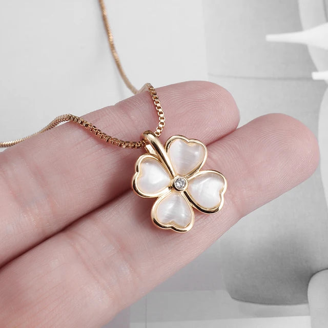 Chic Magnetic Heart Necklace: A Stylish Gift for Women - Featuring Adorable 4-Leaf Clover Design