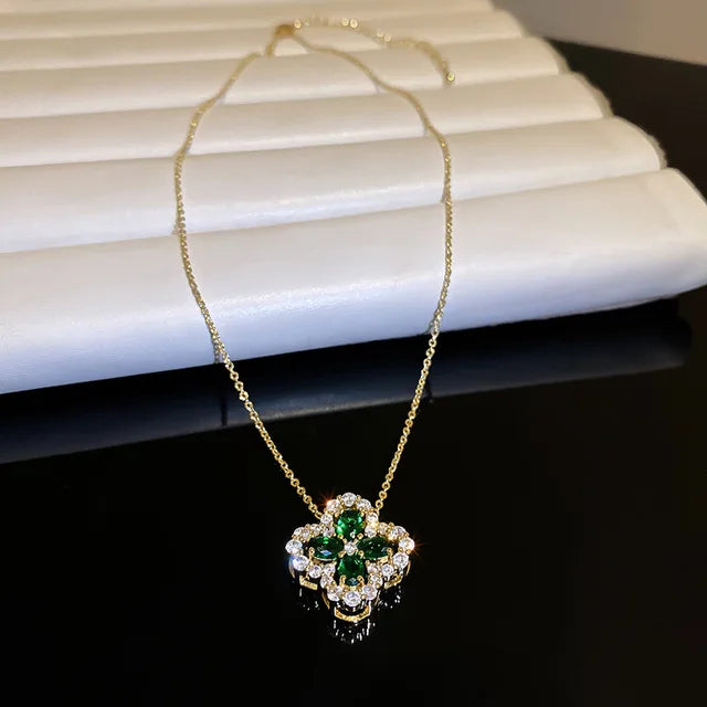 Chic Magnetic Heart Necklace: A Stylish Gift for Women - Featuring Adorable 4-Leaf Clover Design
