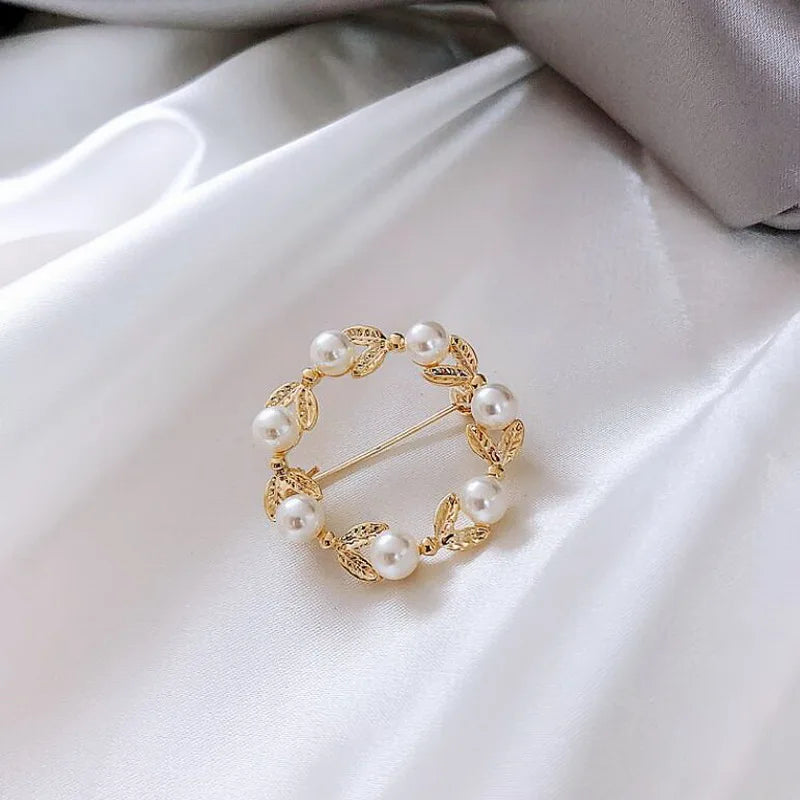 Elegant Pearl Rhinestone Baroque Imitation Wreath Butterfly Cirle Leaf Brooch for Women
